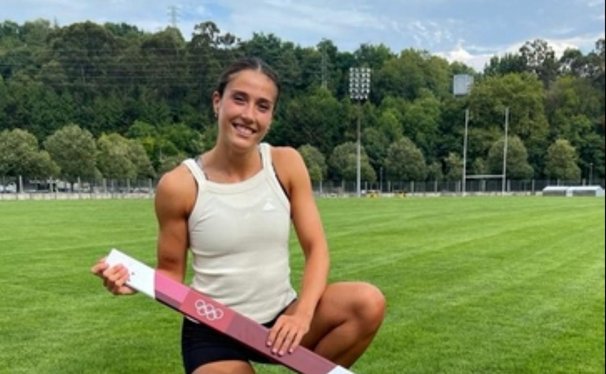 Teresa Errandonea recibe las vallas que saltó en los Juegos El Diario